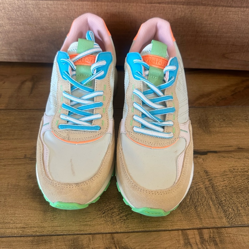 Victoria Luna  Sneakers